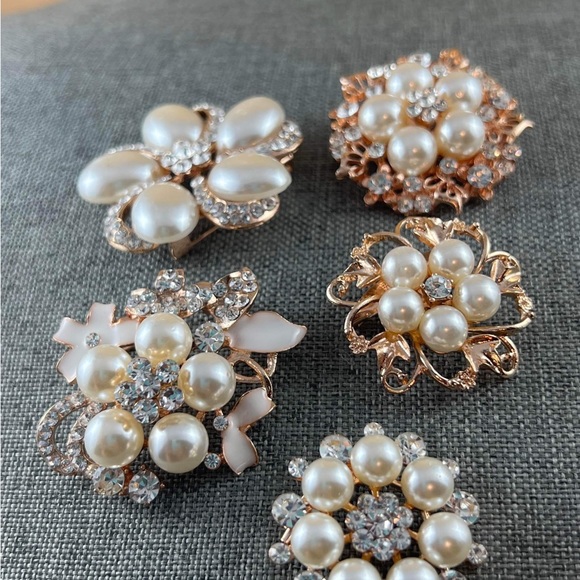 Flower Pearl Design Pin Brooches Label Brooch New - Picture 3 of 3